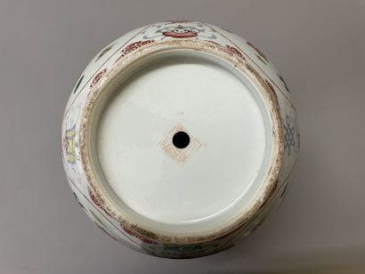 Vase in porcelain of China, pink family,...