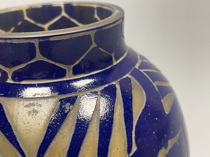Le Verre Français.
Vase en verrre multicouche...