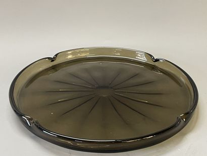 DAUM NANCY
Grand plat en verre fumé. Années...