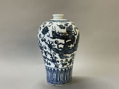 Chinese porcelain meiping vase decorated...