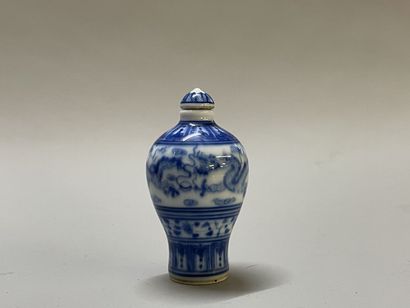 Chinese porcelain snuffbox, blue and white...