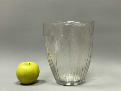 DAUM Nancy.
Vase en verre dégagé à l'acide...