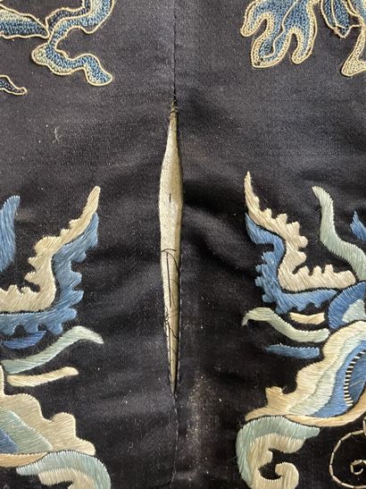 Chinese dress in embroidered silk.
Beginning...