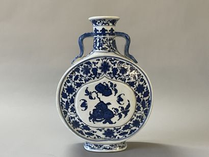 Chinese porcelain flask. 
XXTH CENTURY
Apocryphal...