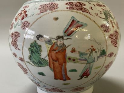 Vase in porcelain of China, pink family,...