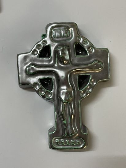 Les ARGONAUTES à VALLAURIS 
Crucifix en céramique...
