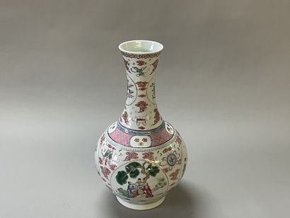 Vase in porcelain of China, pink family,...