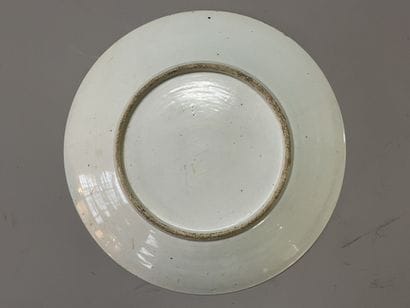 Canton porcelain dish.
D: 34 cm.
H: 6 cm
China...
