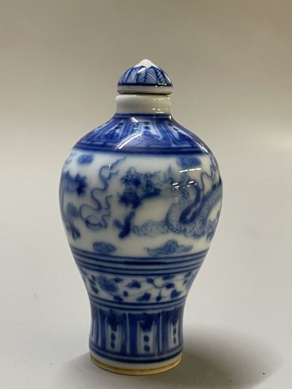 Chinese porcelain snuffbox, blue and white...