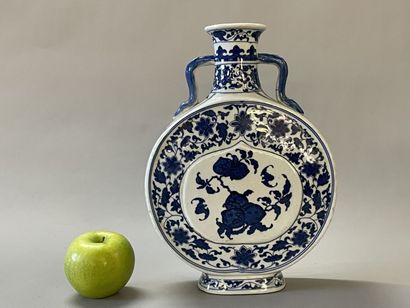 Chinese porcelain flask. 
XXTH CENTURY
Apocryphal...