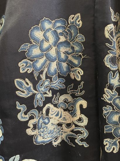 Chinese dress in embroidered silk.
Beginning...