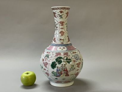 Vase in porcelain of China, pink family,...
