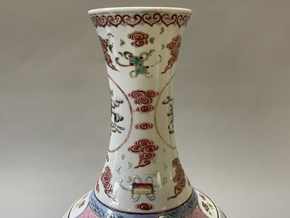 Vase in porcelain of China, pink family,...