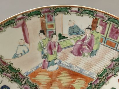 Canton porcelain dish.
D: 34 cm.
H: 6 cm
China...