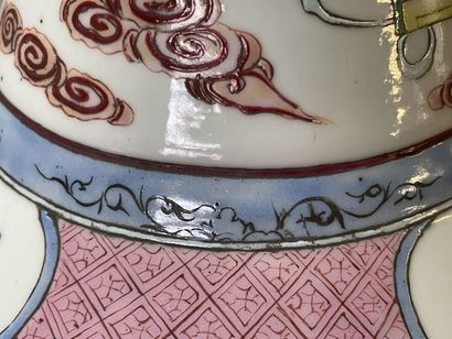 Vase in porcelain of China, pink family,...