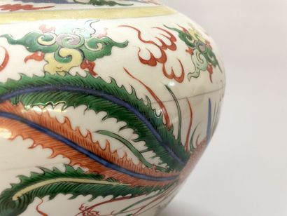 Chinese porcelain vase decorated with dragon...