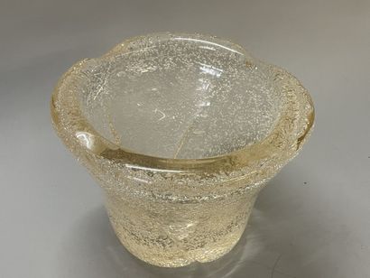 BIOT Vase en verre bullé ambré.
16 x 22 cm....
