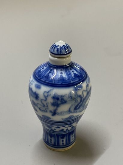 Chinese porcelain snuffbox, blue and white...