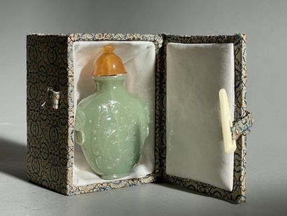 Hard stone snuffbox in box. 
H. 6 cm. 
