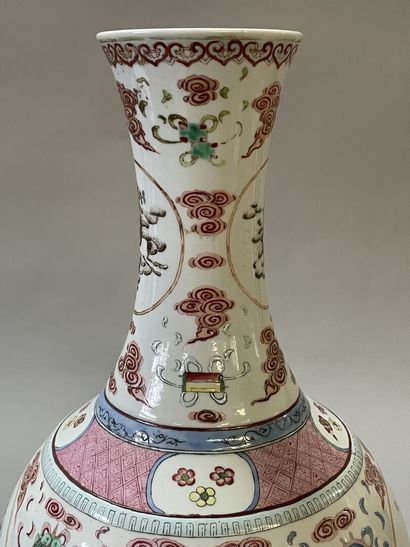 Vase in porcelain of China, pink family,...