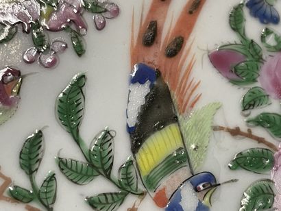 Canton porcelain dish.
D: 34 cm.
H: 6 cm
China...