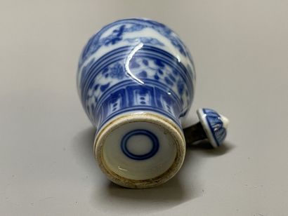 Chinese porcelain snuffbox, blue and white...