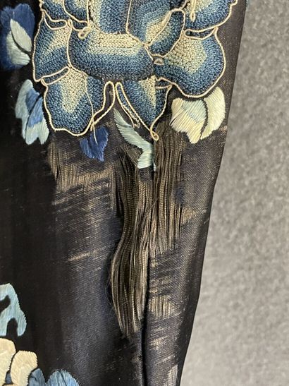 Chinese dress in embroidered silk.
Beginning...