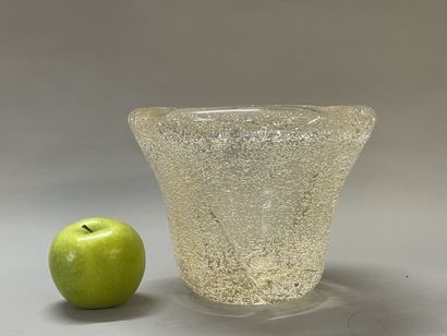 BIOT Vase en verre bullé ambré.
16 x 22 cm....