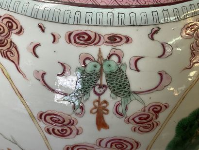 Vase in porcelain of China, pink family,...