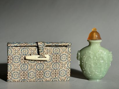 Hard stone snuffbox in box. 
H. 6 cm. 
