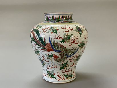 Chinese porcelain vase decorated with dragon...