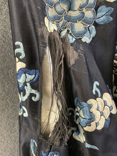 Chinese dress in embroidered silk.
Beginning...