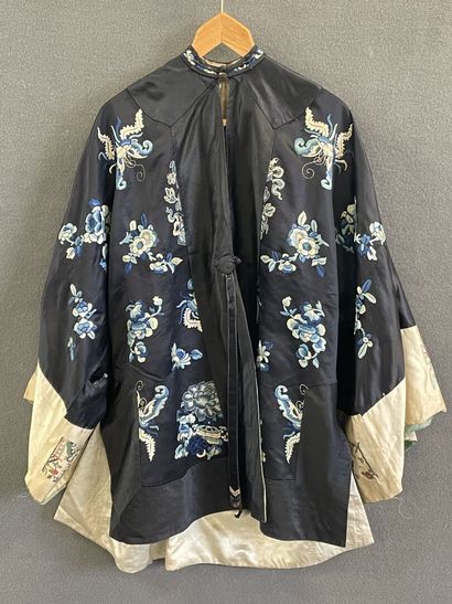 Chinese dress in embroidered silk.
Beginning...