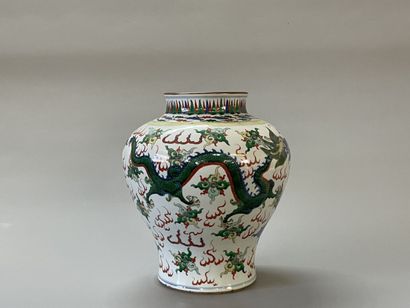 Chinese porcelain vase decorated with dragon...