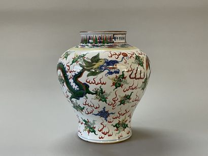 Chinese porcelain vase decorated with dragon...