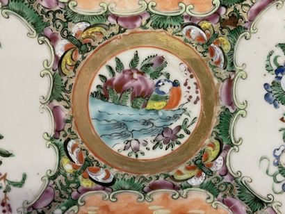 Canton porcelain dish.
D: 34 cm.
H: 6 cm
China...