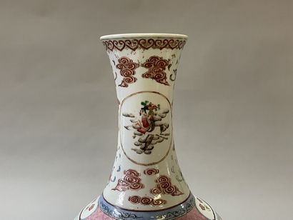 Vase in porcelain of China, pink family,...