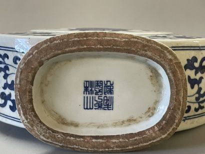 Chinese porcelain flask. 
XXTH CENTURY
Apocryphal...