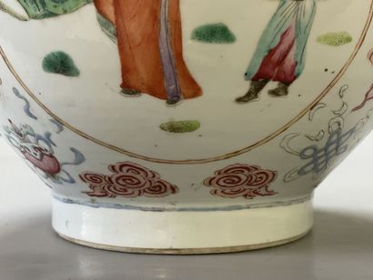 Vase in porcelain of China, pink family,...