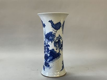 Large porcelain vase of China decorated with...