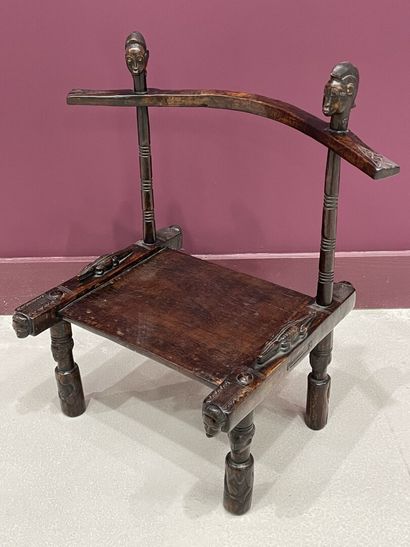 Chaise basse traditionnelle à quatre pieds...