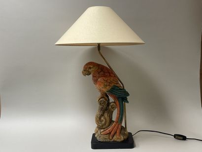 Lampe figurant un perroquet, en pierre dure...