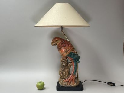Lampe figurant un perroquet, en pierre dure...
