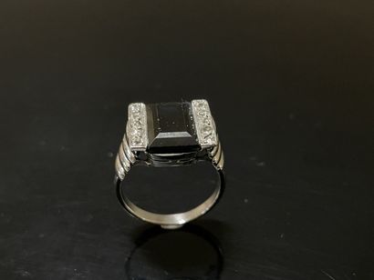 Bague en or gris sertie d'un saphir taille...