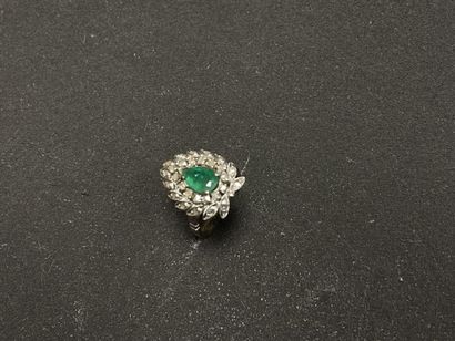 Bague en or sertie d'une émeraude taille...