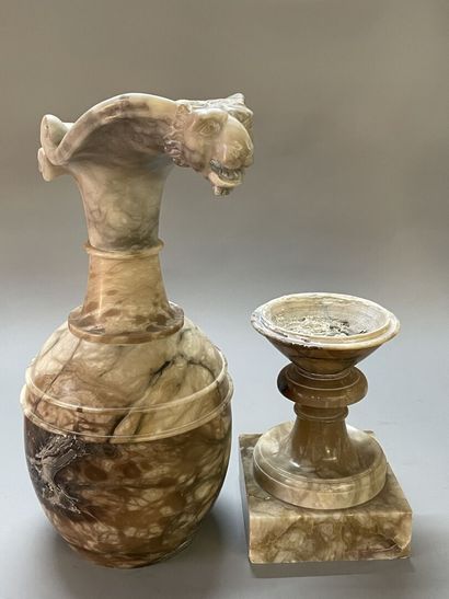 Paire d'aiguières en albâtre à l'antique....