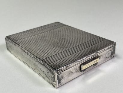 CARTIER Paris - 
Etui en argent 
Argent 925°/00
Signé...