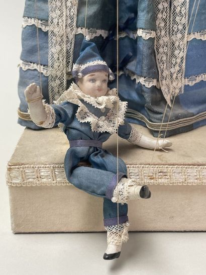 Automate musical figurant une fillette et...