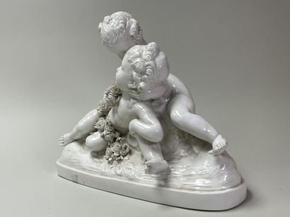 CAPODIMONTE 
Couple de putti
Groupe en porcelaine...