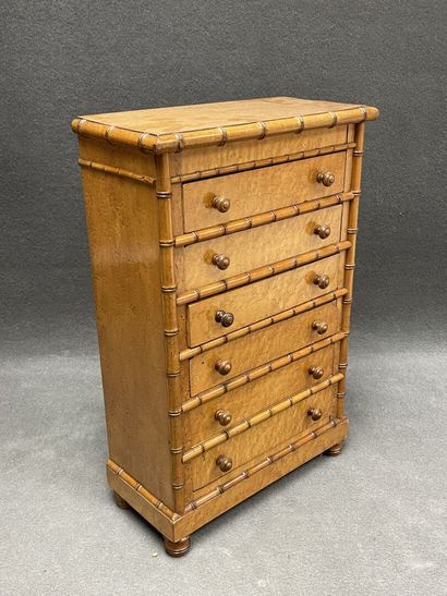 Mobilier de poupée en placage de sycomore...